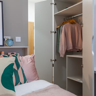 Gold En Suite - Image 1